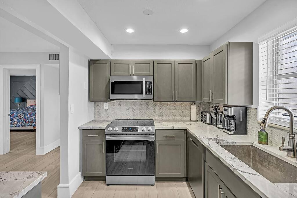 One Bedroom Steps Away From The Beach! Sunny Isles Beach Esterno foto