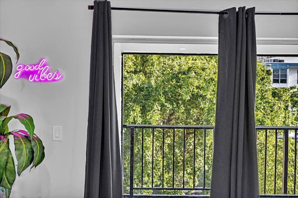 One Bedroom Steps Away From The Beach! Sunny Isles Beach Esterno foto