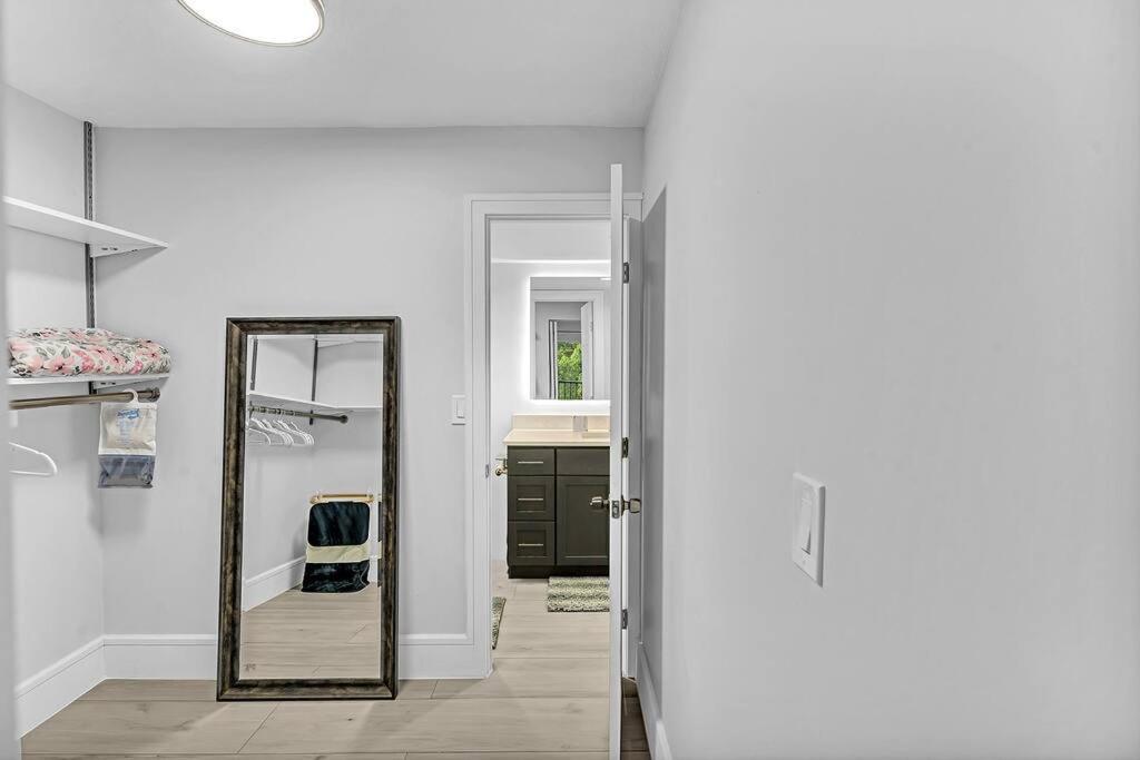 One Bedroom Steps Away From The Beach! Sunny Isles Beach Esterno foto